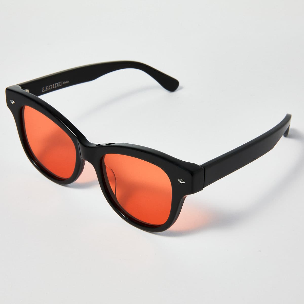 io着用　HELIX LOGO SUNGLASSES Black LOGO SUNGLASSES BLACK – HELIX